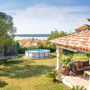 https://chiara-white-garden-apartment.in-istria.net